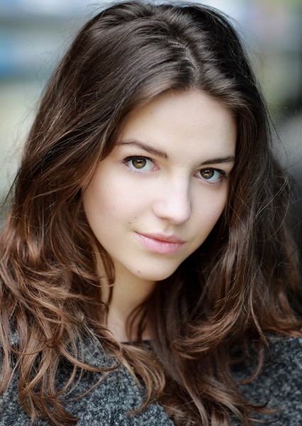Ella Hunt photo