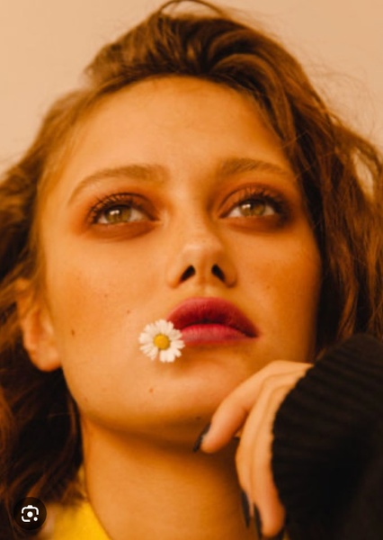 Ella Purnell photo