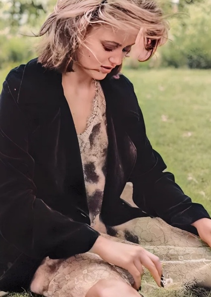 Ella Purnell photo