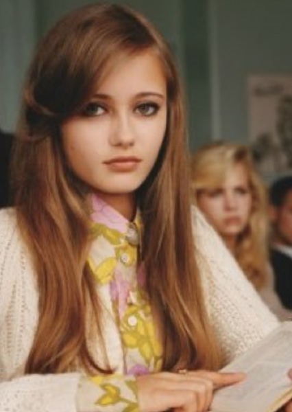Ella Purnell photo