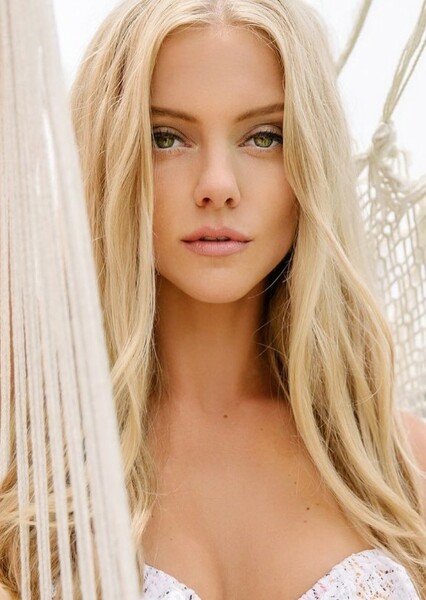 Elle Evans photo