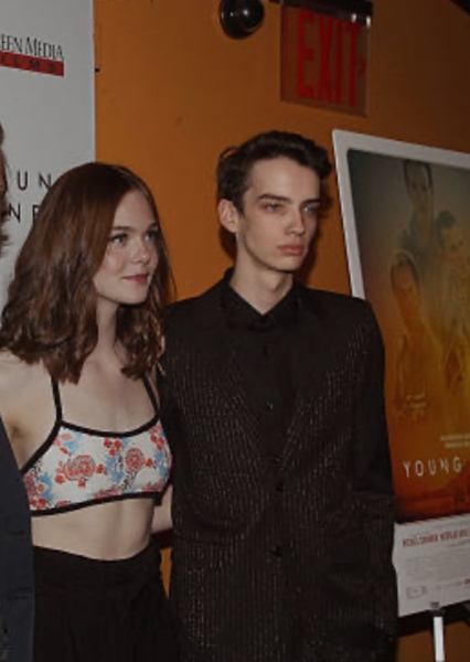 Elle Fanning and Kodi Smith-McPhee photo