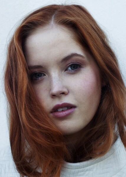 Ellie Bamber photo