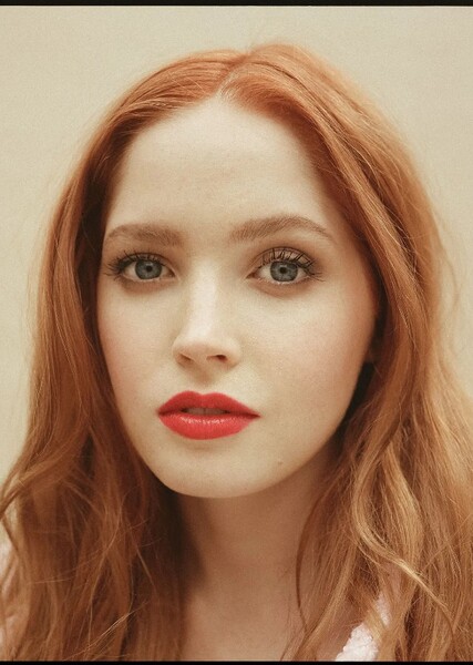 Ellie Bamber photo