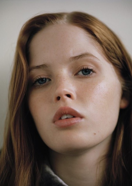 Ellie Bamber photo
