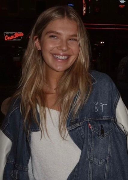 Ellie Thumann photo