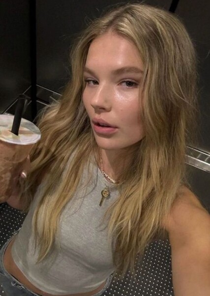 Ellie Thumann photo