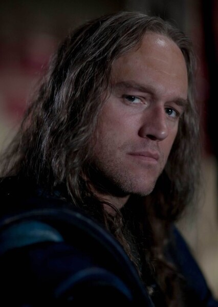Elliot Cowan photo