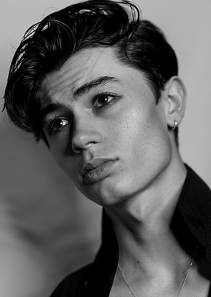 Elliot James Reay photo