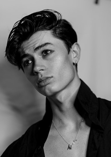Elliot James Reay photo