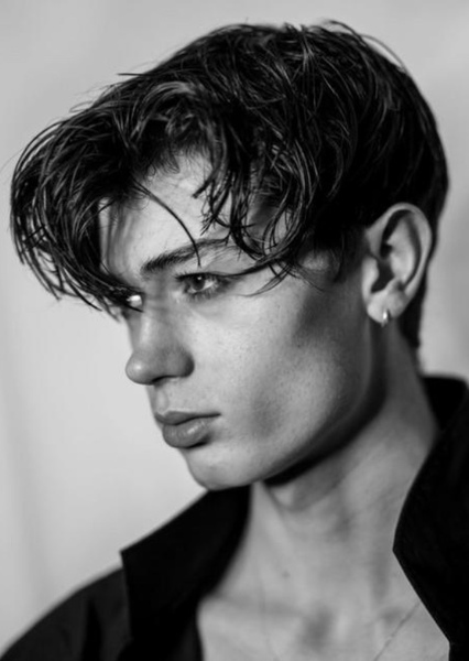 Elliot James Reay photo