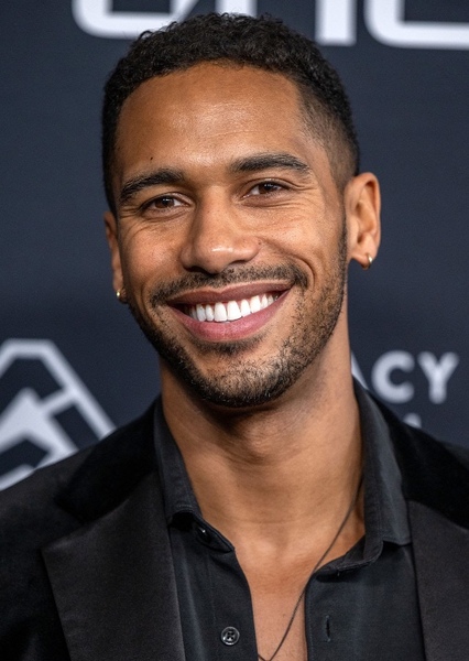 Elliot Knight photo