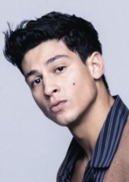 ausCAPS: Emilio Sakraya shirtless in Sixty Minutes