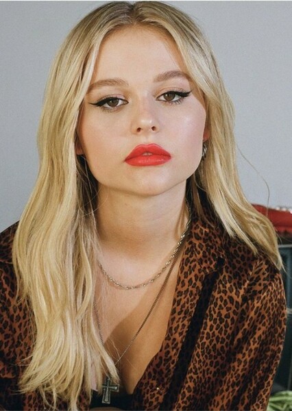 Emily Alyn Lind photo