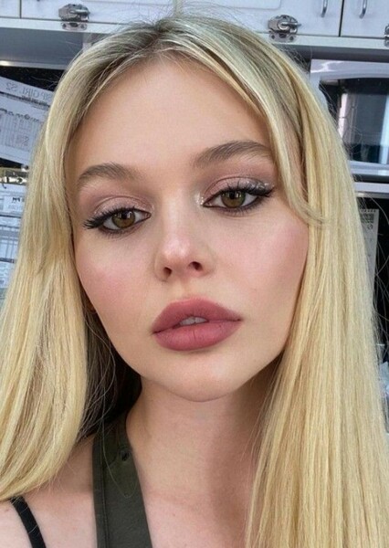 Emily Alyn Lind photo