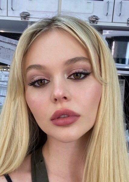 Emily Alyn Lind photo