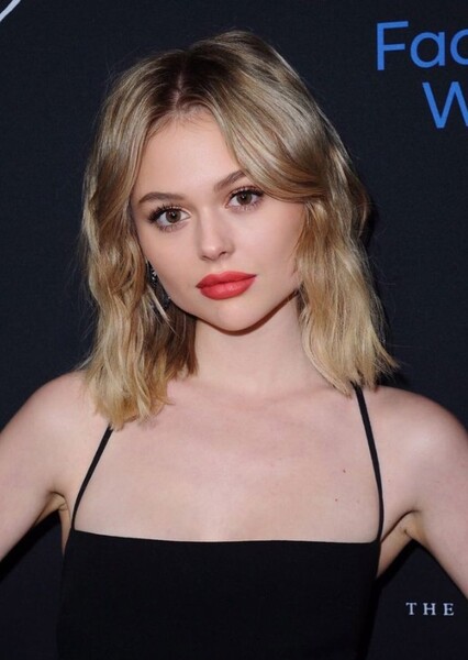 Emily Alyn Lind photo