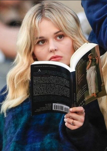 Emily Alyn Lind photo