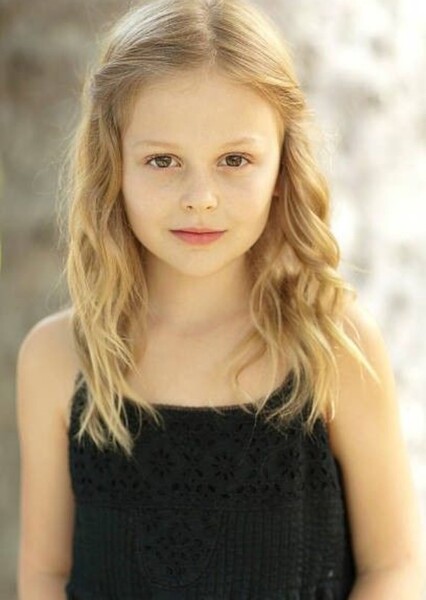 Emily Alyn Lind photo