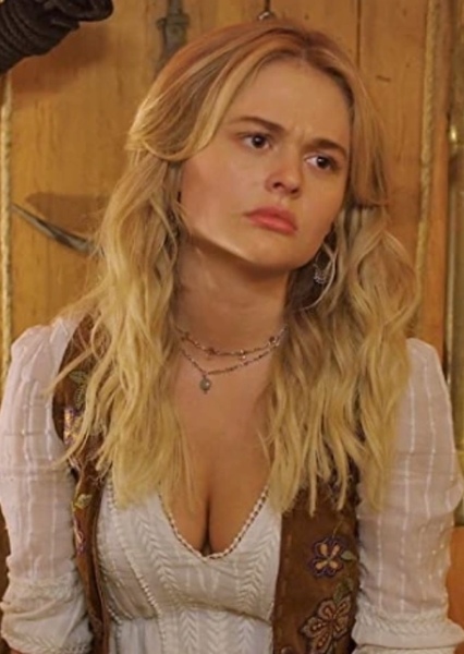 Emily Alyn Lind photo