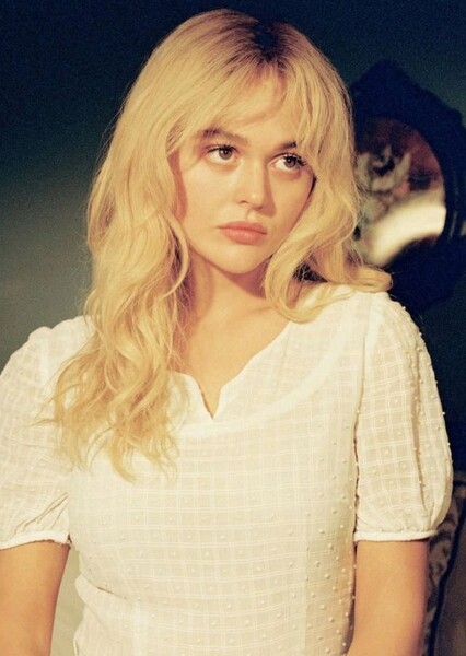 Emily Alyn Lind photo