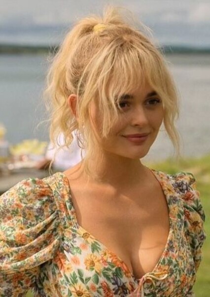 Emily Alyn Lind photo