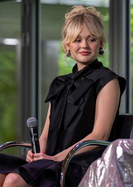 Emily Alyn Lind photo