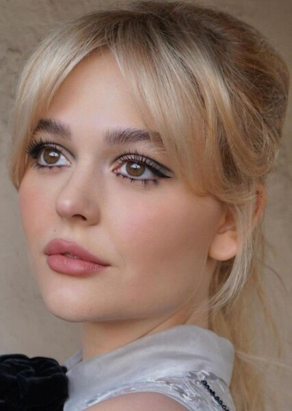 Emily Alyn Lind photo