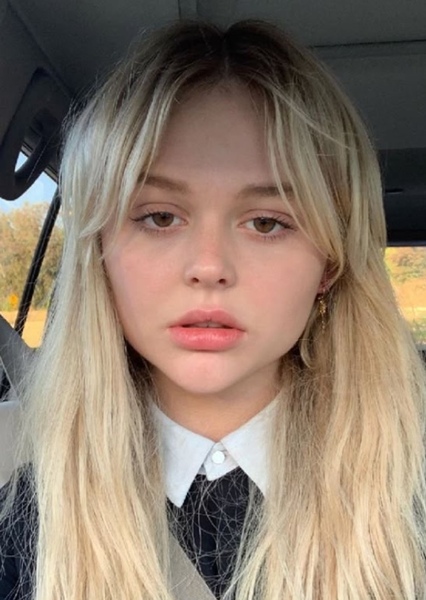 Emily Alyn Lind photo