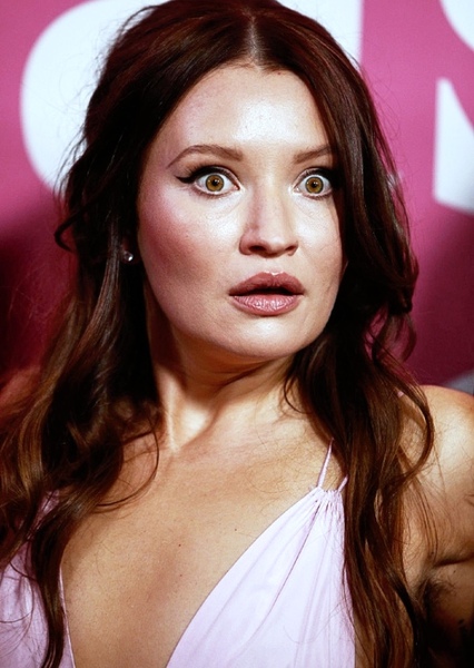 Emily Browning photo