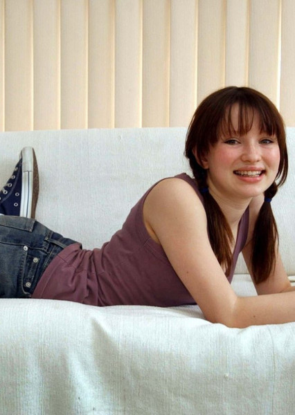 Emily Browning photo