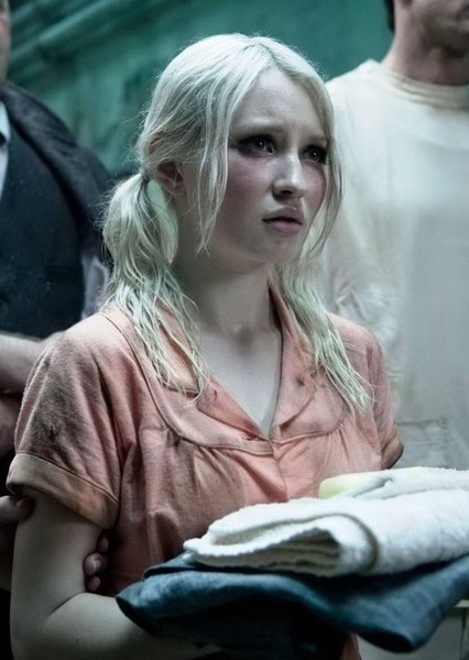 Emily Browning photo