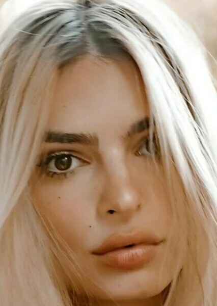 Emily Ratajkowski photo
