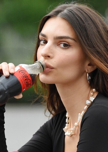 Emily Ratajkowski photo