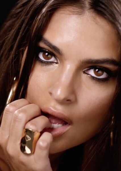 Emily Ratajkowski photo
