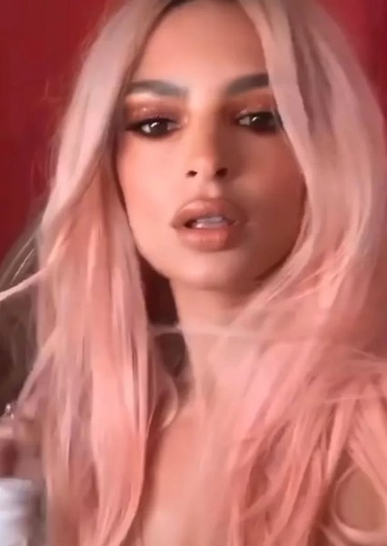 Emily Ratajkowski photo