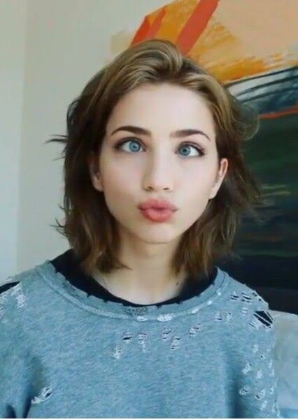 Emily Rudd photo