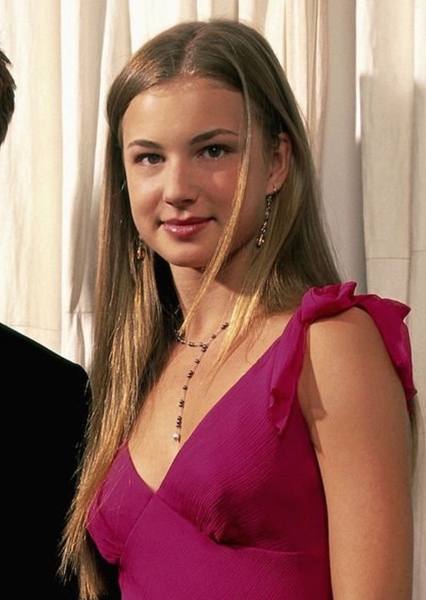 Emily VanCamp photo