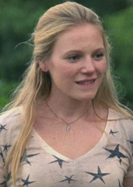 Emma Bell photo