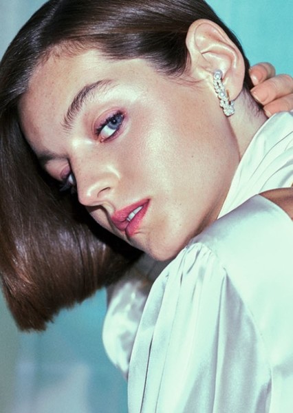 Emma Corrin photo