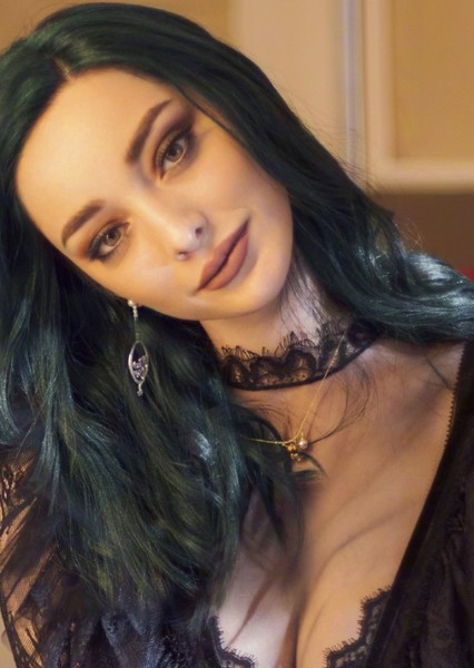 Emma Dumont photo