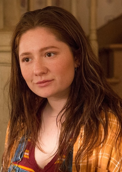 Emma Kenney photo