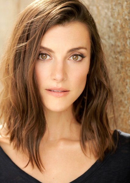 Emma Lahana photo