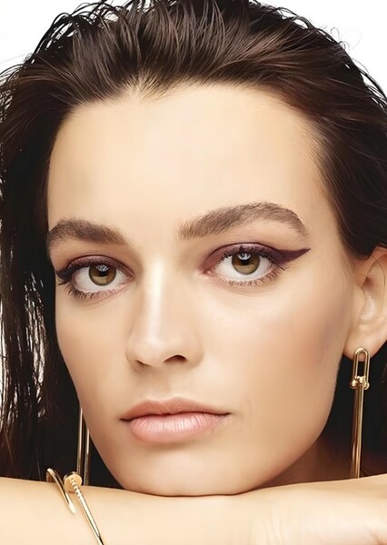 Emma Mackey photo