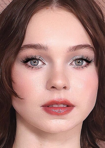 Emma Myers photo