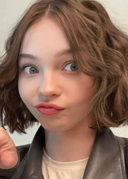 Emma Myers photo