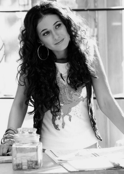 Emmanuelle Chriqui photo