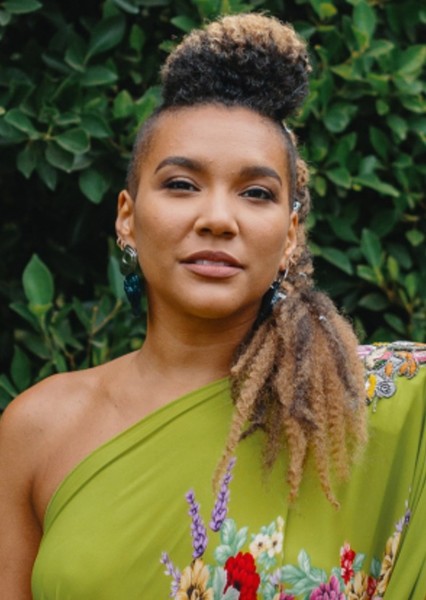 Emmy Raver-Lampman photo