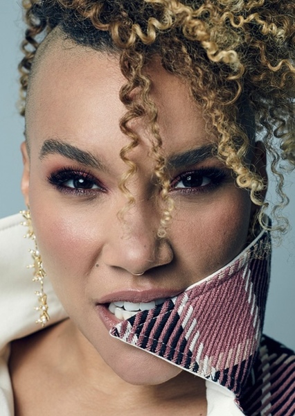 Emmy Raver-Lampman photo