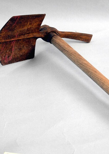 Entrenching tool